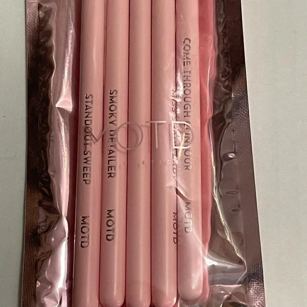 MOTD Cosmetics New Pink Handles In A Blush Blending 5 Piece Eye Brush Set